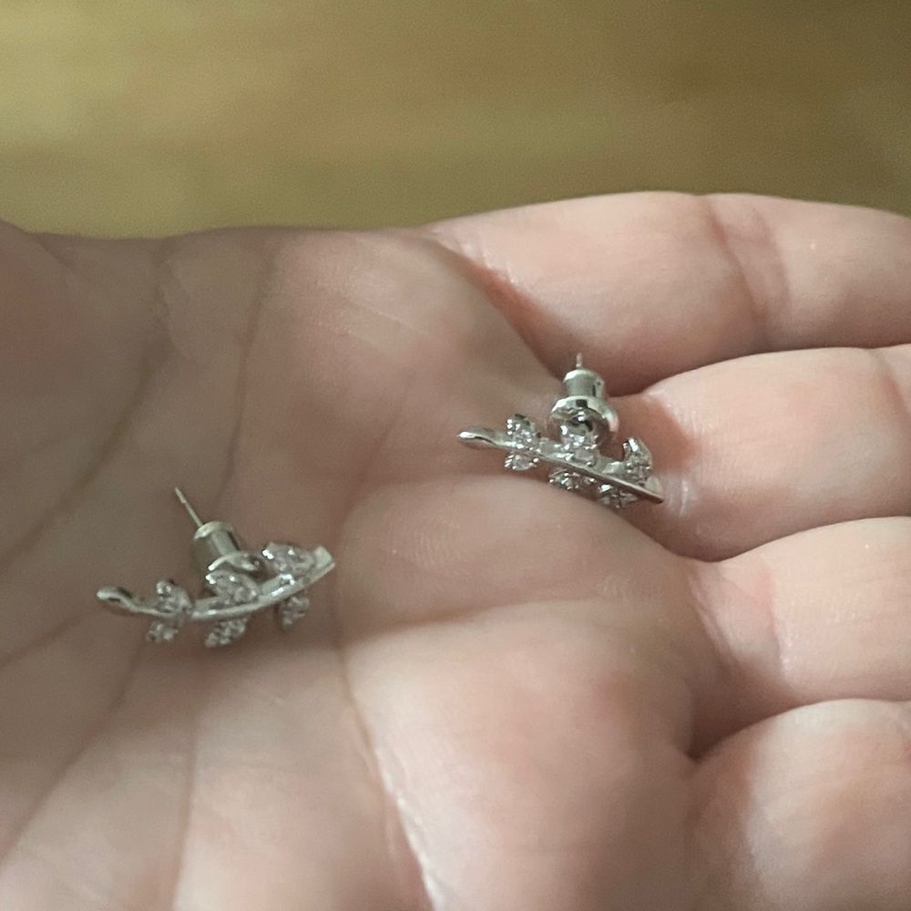 The Mini Leaf dainty stud earrings in cubic zirconia and 925 - Picture 7 of 10